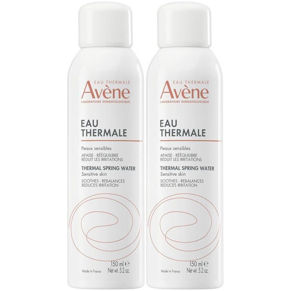 Deux flacons spray blancs avec texte rouge. "Avène Eau Thermale" est écrit dessus. Pour peaux sensibles.