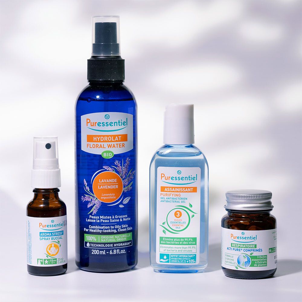 Quatre produits: spray, flacon bleu, gel pour les mains et comprimés. Inscription: Puressentiel.