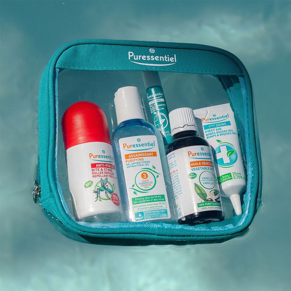 Une trousse de toilette transparente avec plusieurs produits. Inscription: Puressentiel.