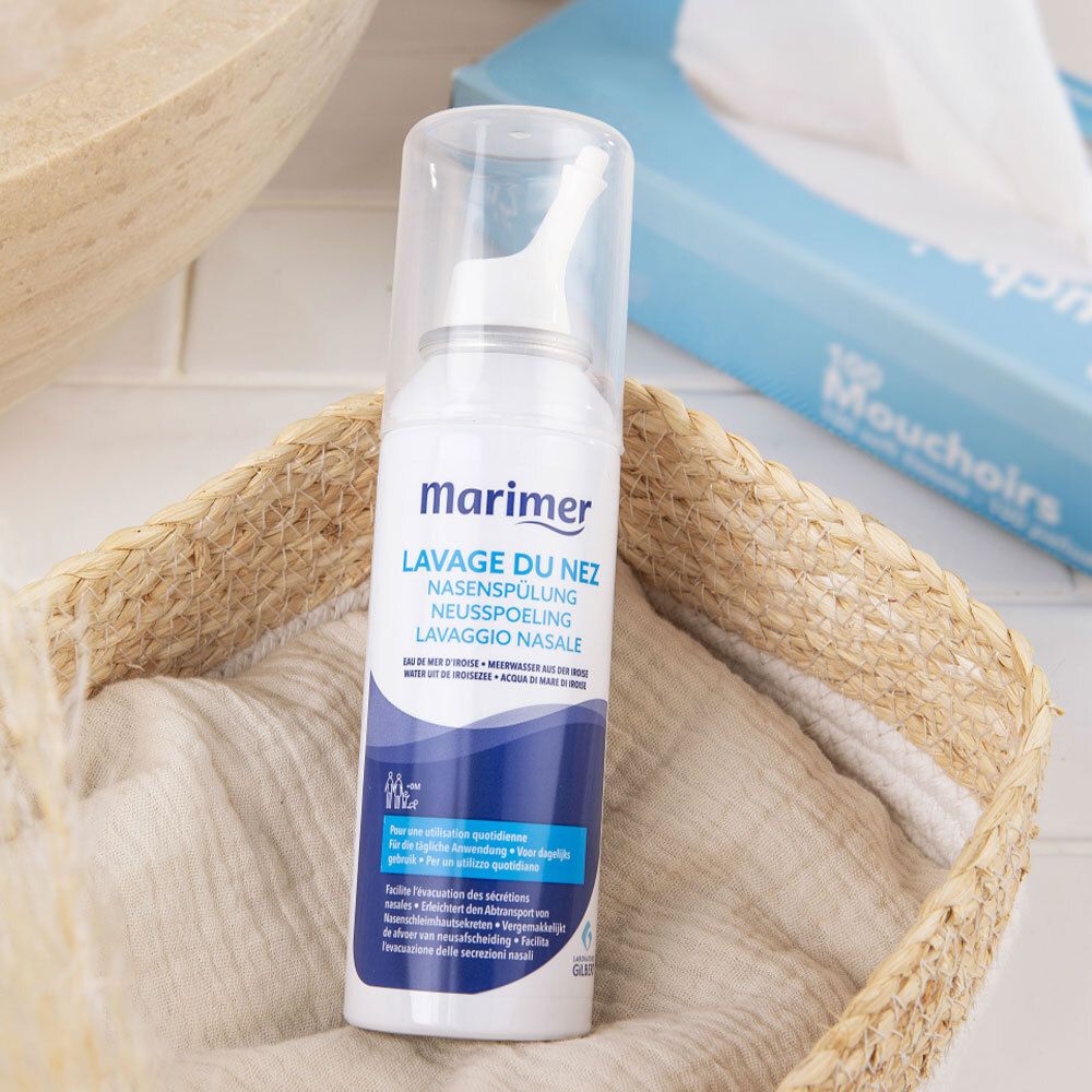 Spray nasal avec capuchon. Marque Marimer. Texte : Lavage du Nez, Nasenspülung, Lavaggio Nasale. Dans un panier.