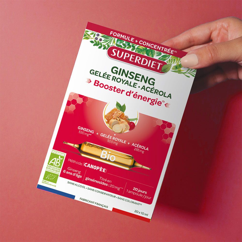 Boîte Super Diet Ginseng Gelée Royale Acérola Bio, tenue par une main.