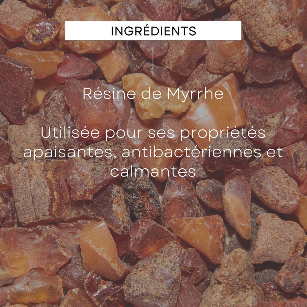 Gros plan sur la résine de myrrhe. Texte : Ingrédients. Propriétés apaisantes, antibactériennes.
