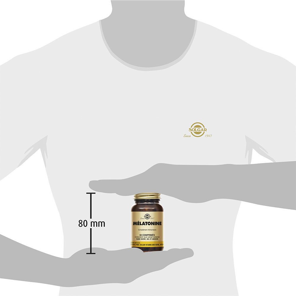 Personne tenant le flacon. Mesure de 80 mm.