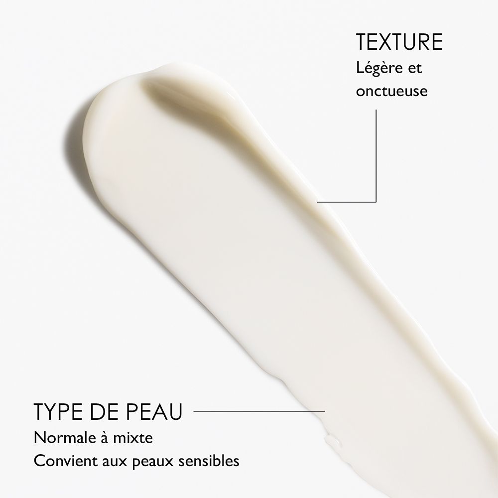 Gros plan de crème. Texture: légère et onctueuse. Type de peau: normale à mixte. Convient aux peaux sensibles.