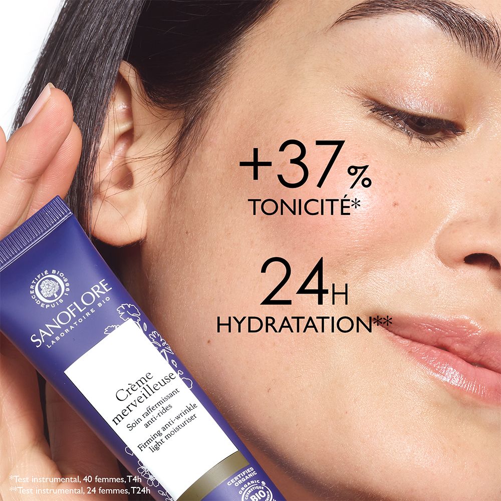 Femme avec crème sur le visage. +37% tonicité. 24H hydratation. Sanoflore Crème merveilleuse. Soin anti-rides.