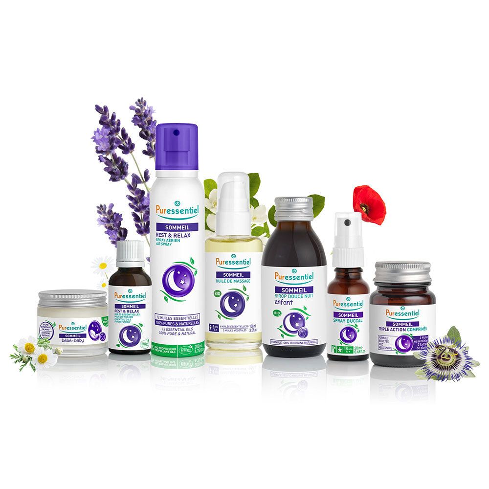 Divers produits Puressentiel : huile de massage, spray, crème, huiles essentielles. Brins de lavande. Symbole lune.