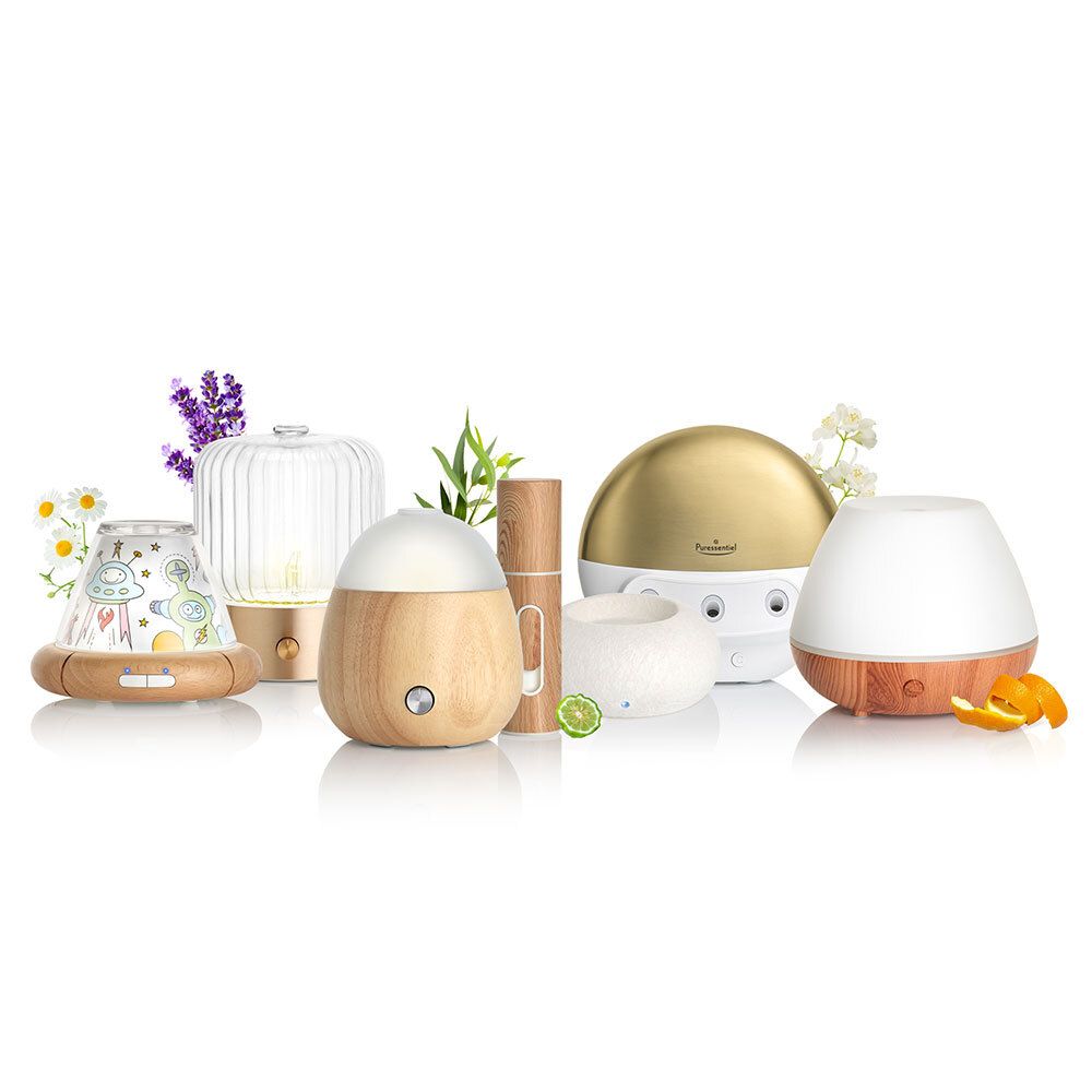 Différents diffuseurs. Certains avec des plantes. Inscription : Puressentiel.