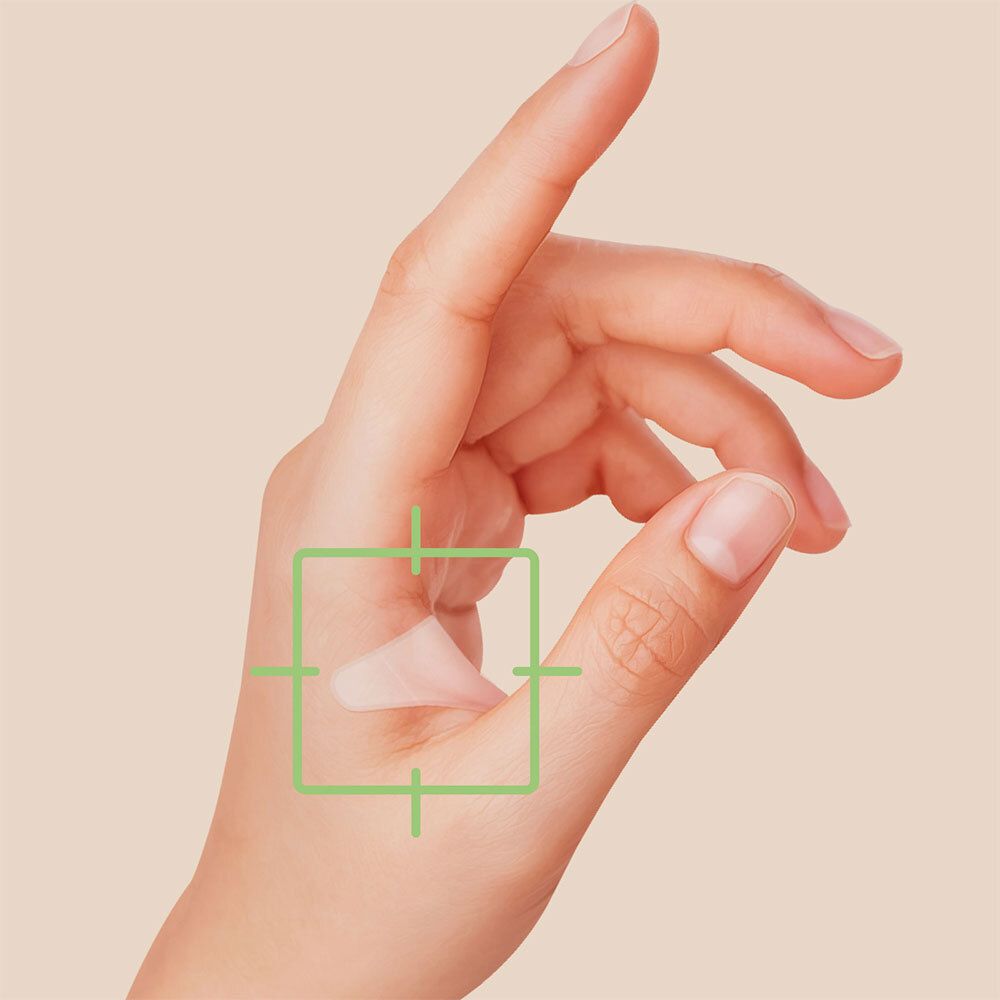 Main avec pansement. Pansement sur la paume. Viseur vert indique l'emplacement.