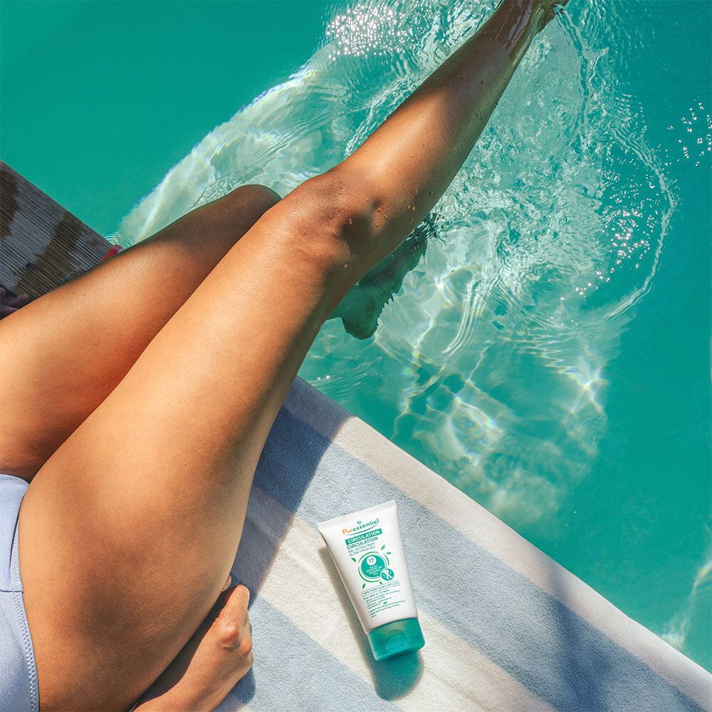 Jambes au bord de la piscine, à côté d'un tube blanc et turquoise. Inscription : Circulation Gel Ultra Frais.