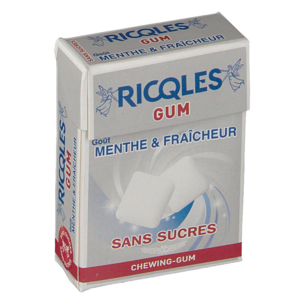 Boîte de chewing-gum. Inscription: Ricqles Gum, Menthe & Fraîcheur, Sans Sucres. Deux chewing-gums blancs carrés sont visibles.