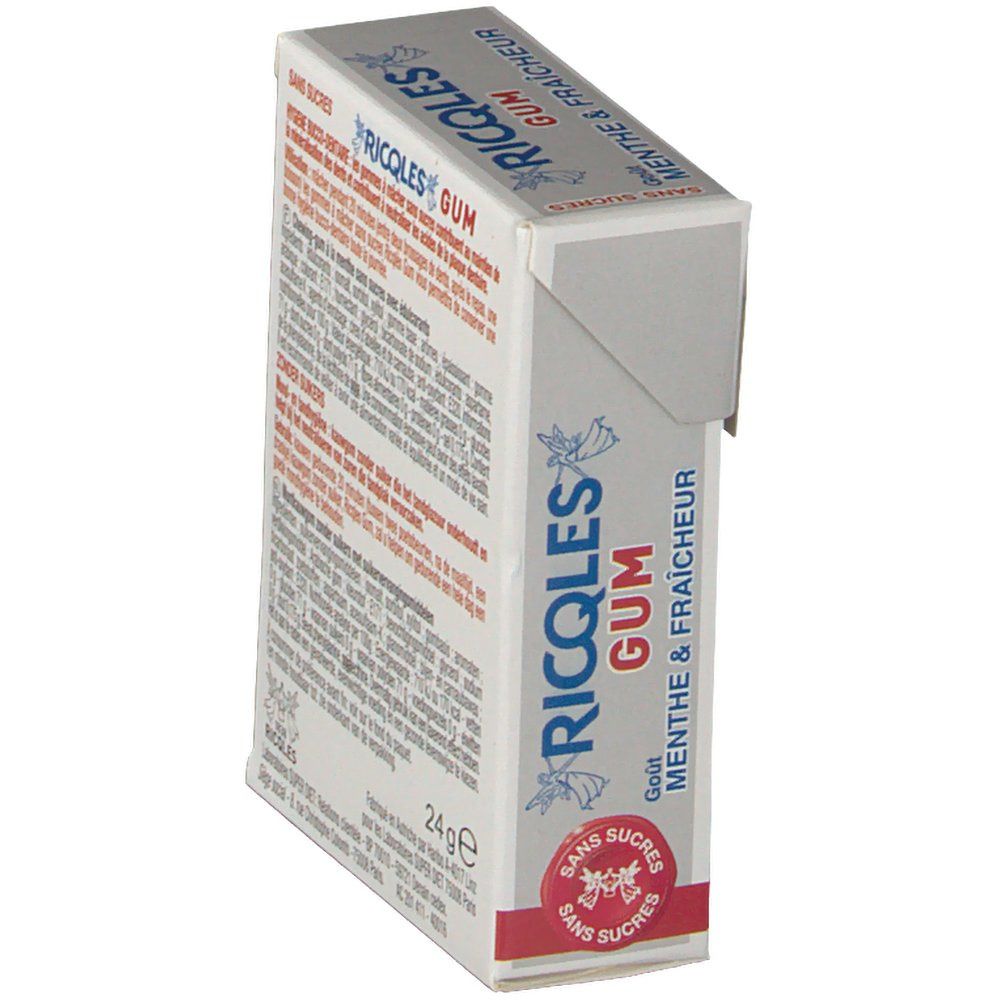 Paquet de chewing-gum, vue latérale. Texte: Ricqles Gum, Menthe & Fraîcheur, Sans Sucres. Poids: 24g. Texte multilingue sur l'emballage.