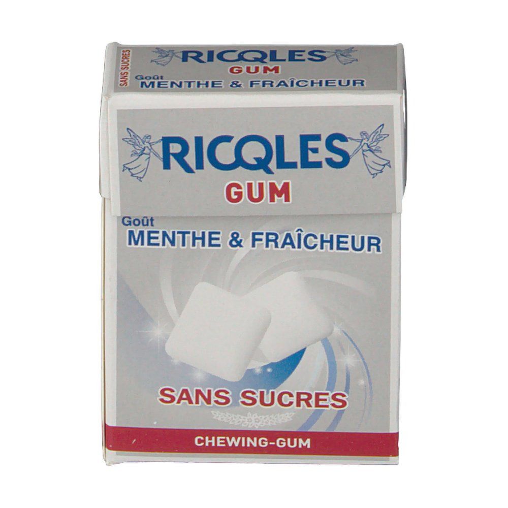 Paquet de chewing-gum. Inscription: Ricqles Gum, Menthe & Fraîcheur, Sans Sucres. Deux chewing-gums blancs carrés sont visibles.