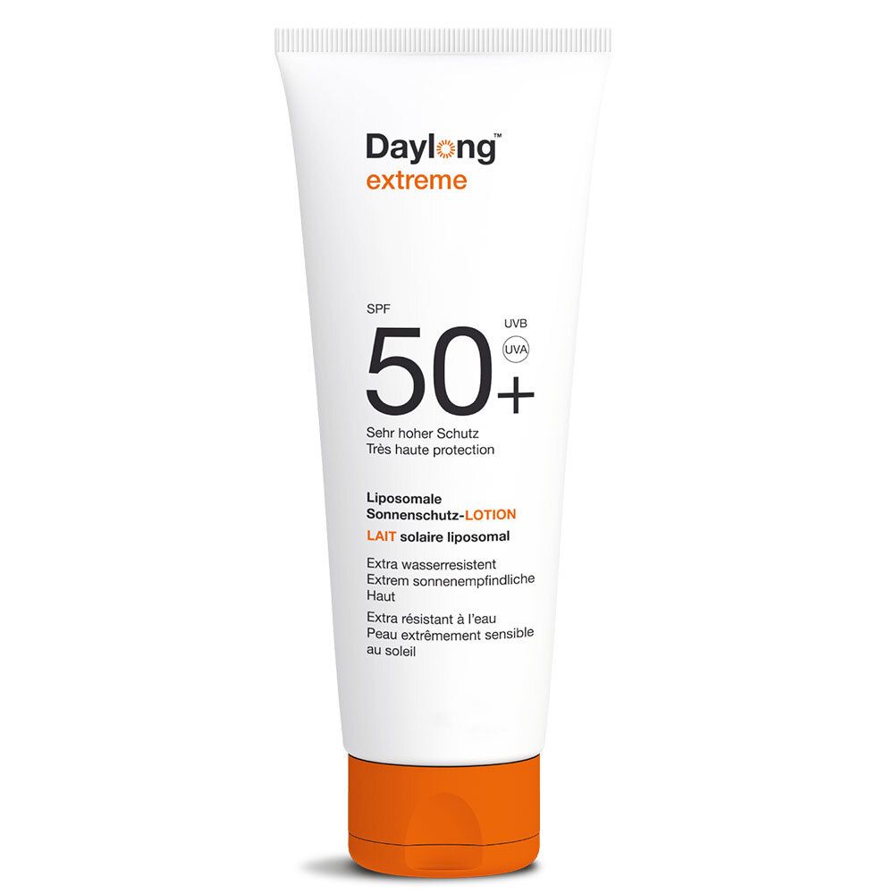 Tube blanc, bouchon orange. Inscription: Daylong extreme SPF 50+. Lait solaire liposomale.