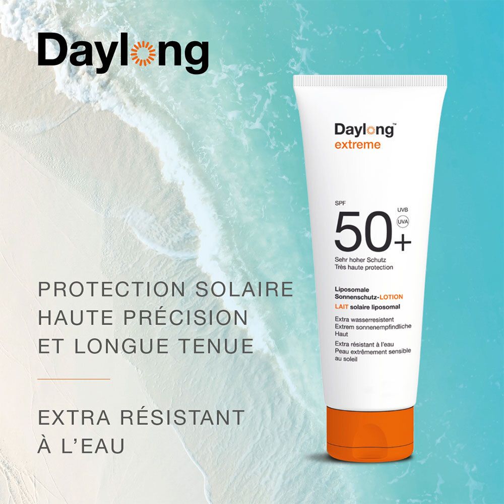 Tube devant un fond de plage. Inscription: Daylong extreme SPF 50+. Protection solaire et résistante à l'eau.