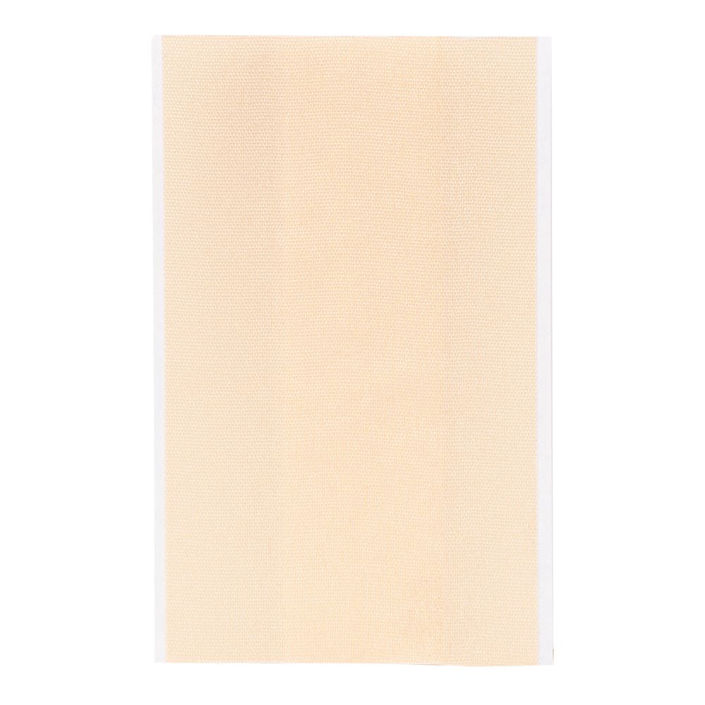 Pansement rectangulaire aux coins arrondis. Couleur beige avec bord blanc. Texture visible.