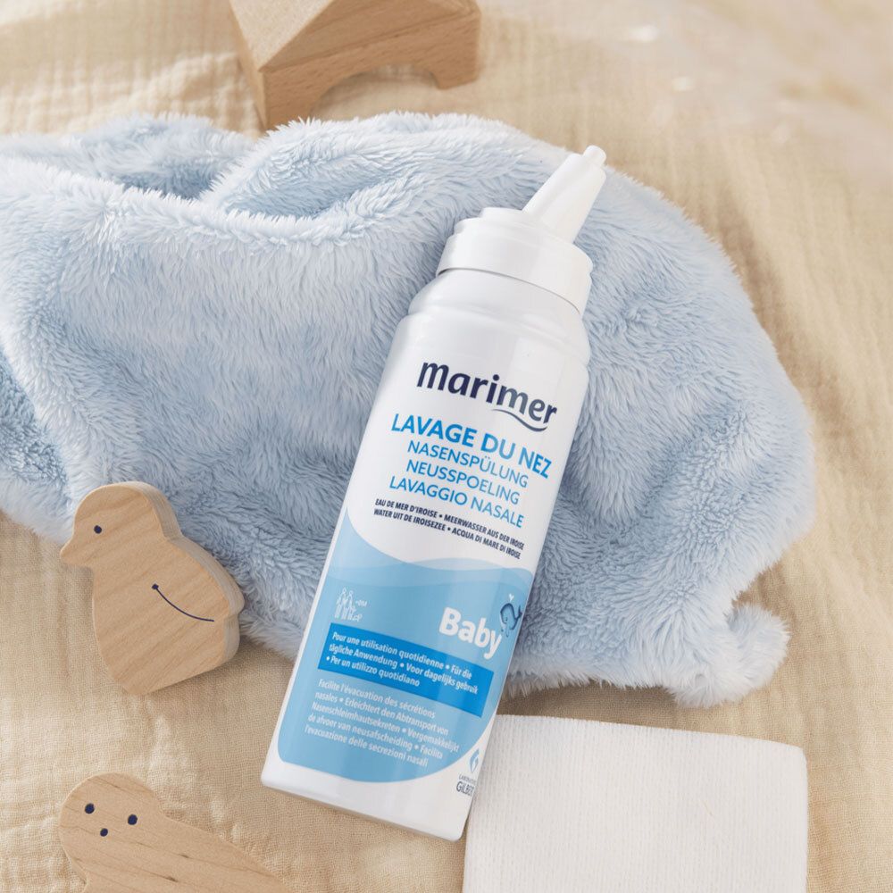 Produit sur fond bleu. Inscription: Marimer, Lavage du nez. Pour bébé. Sur un tissu bleu.