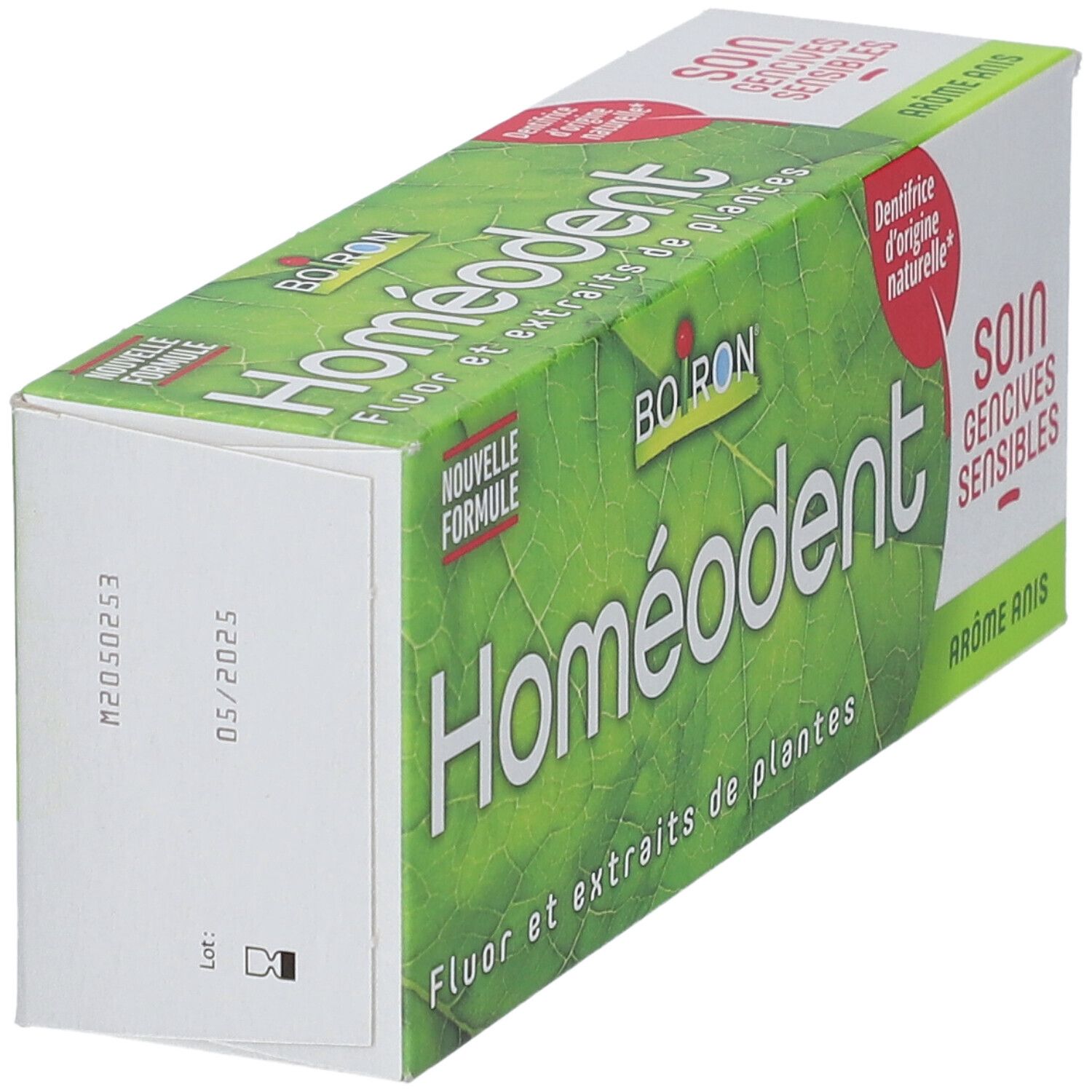 Boîte de dentifrice Homeodent. Vue de côté. Vert avec logo Boiron. Inscription 'Fluor et extraits de plantes'.