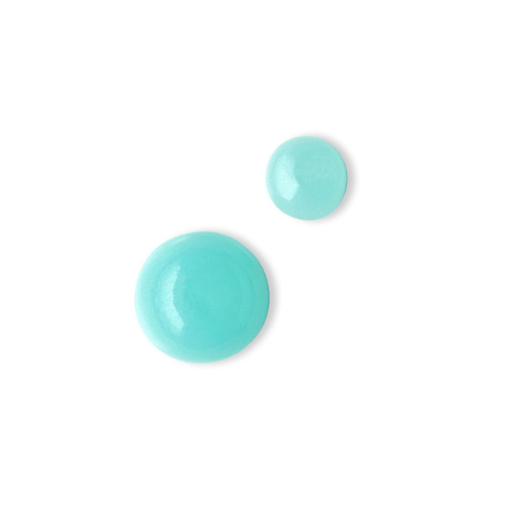 Deux gouttes de gel turquoise sur fond blanc. Une goutte est plus grande que l'autre.