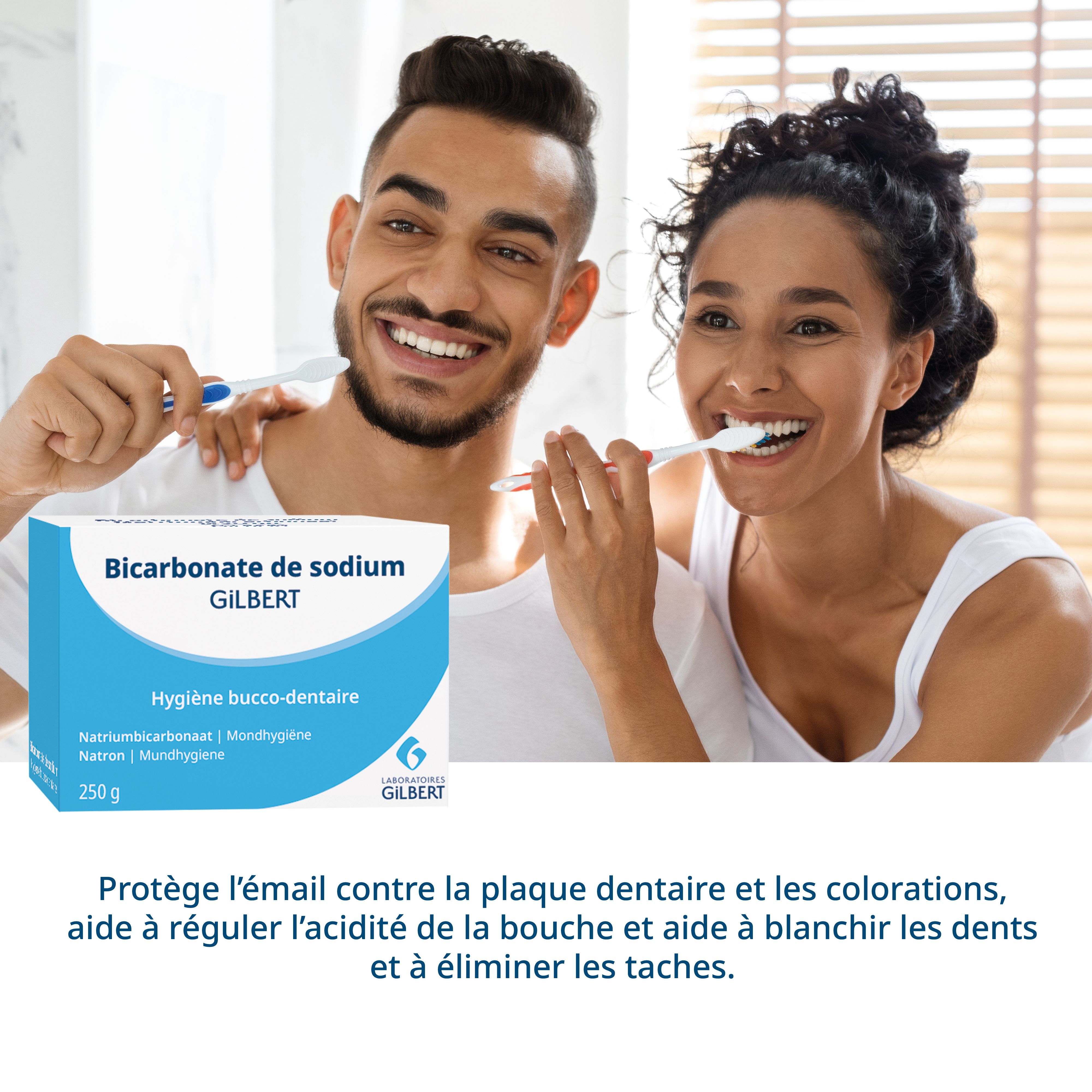 Un couple se brosse les dents. À côté, un paquet de bicarbonate de sodium pour l'hygiène bucco-dentaire.