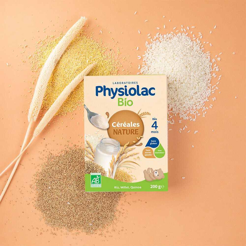 Boîte Physiolac Bio Céréales Nature, entourée de riz, millet et plantes décoratives. Dès 4 mois. Sans sucres ajoutés, sans gluten.