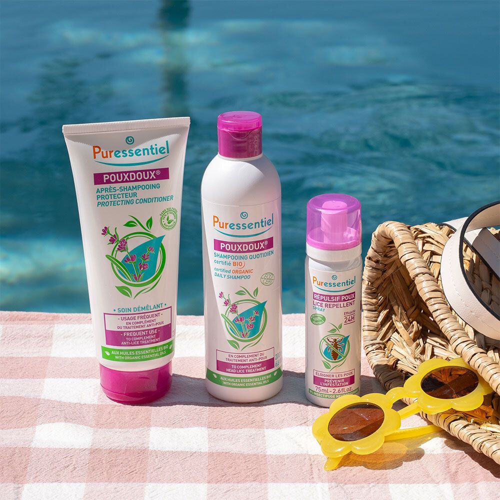 Ensemble de produits: tube, shampooing, spray. Tous avec le logo POUXDOUX®. Au bord de la piscine. Lunettes de soleil et sac.