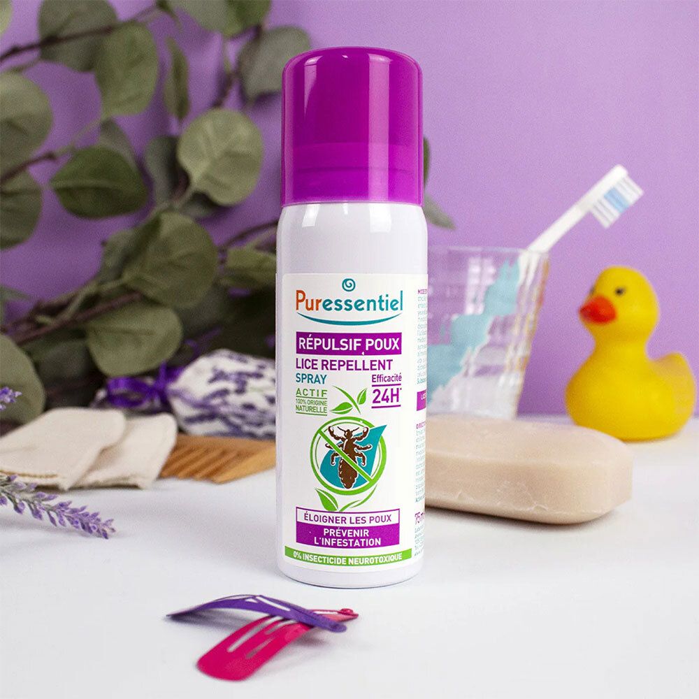 Spray blanc, bouchon violet. Texte: Répulsif Poux, Lice Repellent Spray. Sur table avec accessoires de bain. 24H.