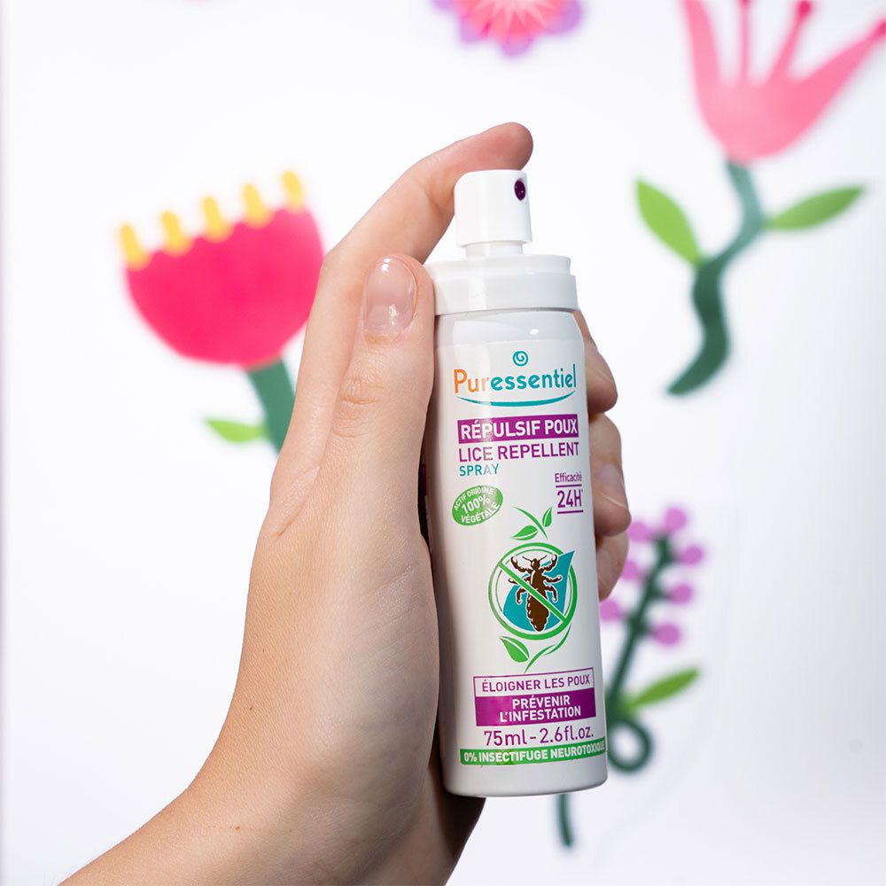 Spray blanc, bouchon violet. Texte: Répulsif Poux, Lice Repellent Spray. Main tenant le spray devant des fleurs.