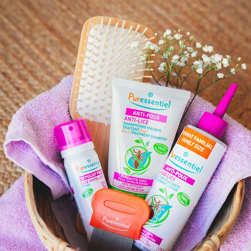Panier avec produits: spray, shampooing, peigne. Spray blanc, bouchon violet. Texte: Répulsif Poux, Lice Repellent Spray.