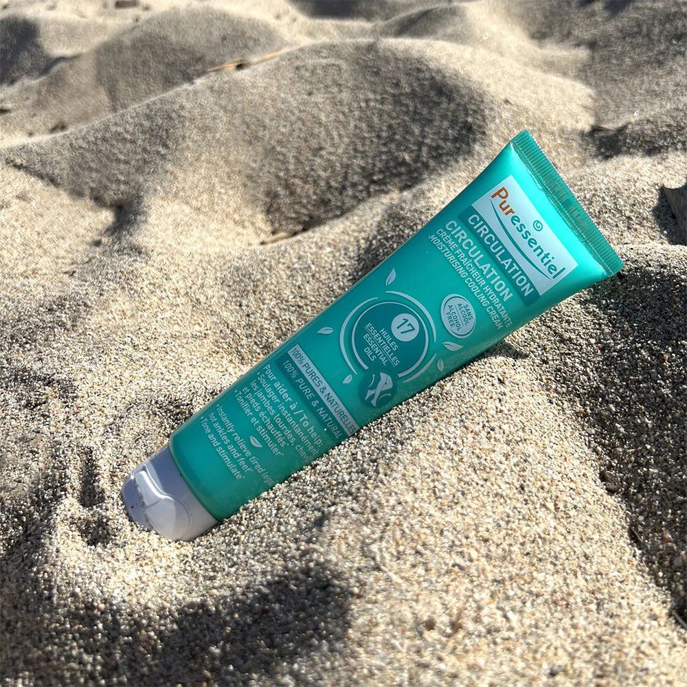Tube turquoise dans le sable. Inscription : Puressentiel Circulation. Contient 17 huiles essentielles. Sans alcool.
