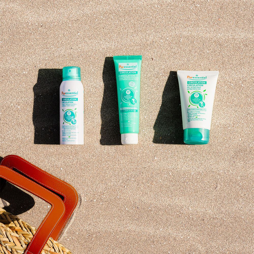 Trois produits sur du sable. Tube, spray et crème turquoises. Inscription : Puressentiel Circulation. Contient 17 huiles essentielles.