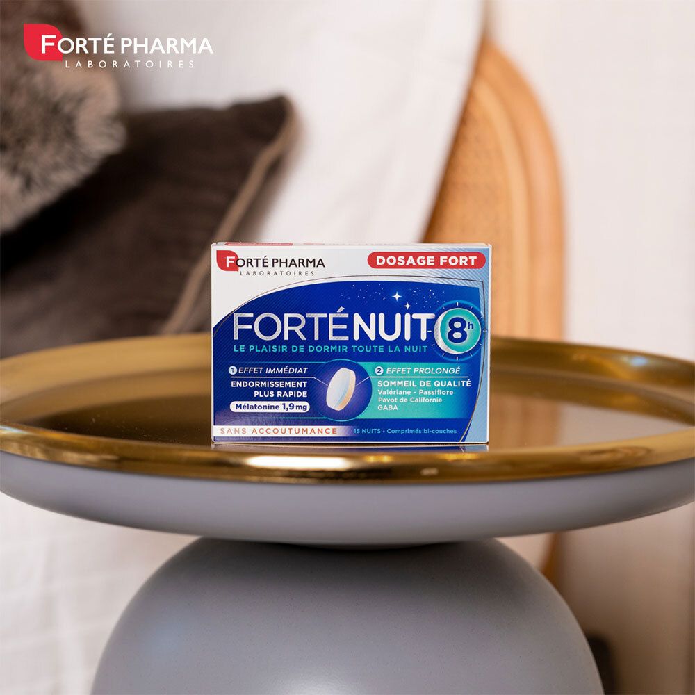 FORTE PHARMA Forténuit 8h sur un plateau. Boîte bleue. Fond : plateau doré sur une table d'appoint.