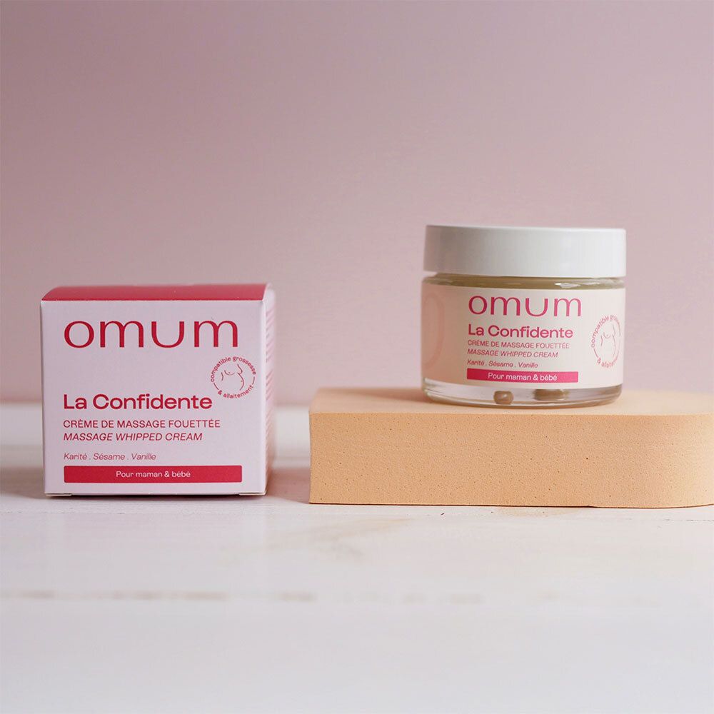Crème de massage OMUM La Confidente et sa boîte sur un socle.
