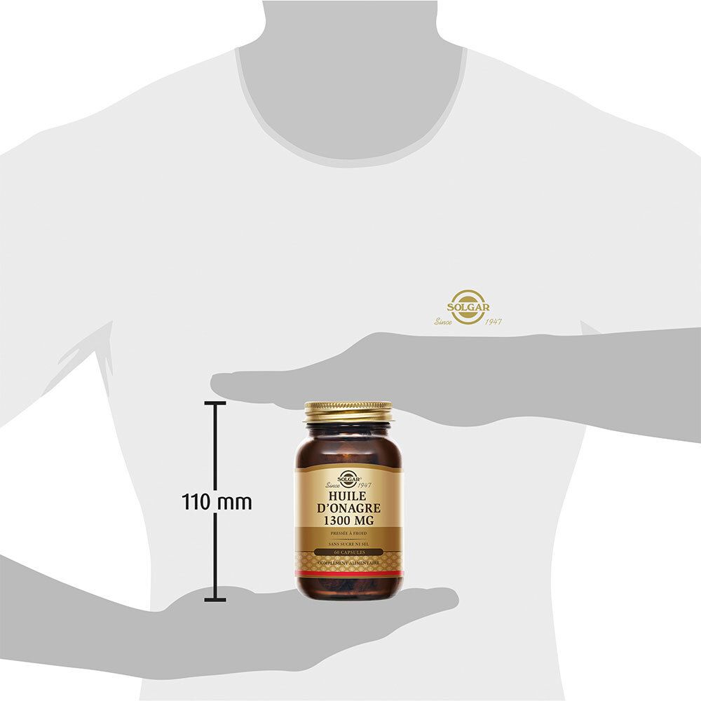 Personne tenant un flacon. Mesure de 110 mm. Étiquette : SOLGAR, HUILE D'ONAGRE 1300 MG.