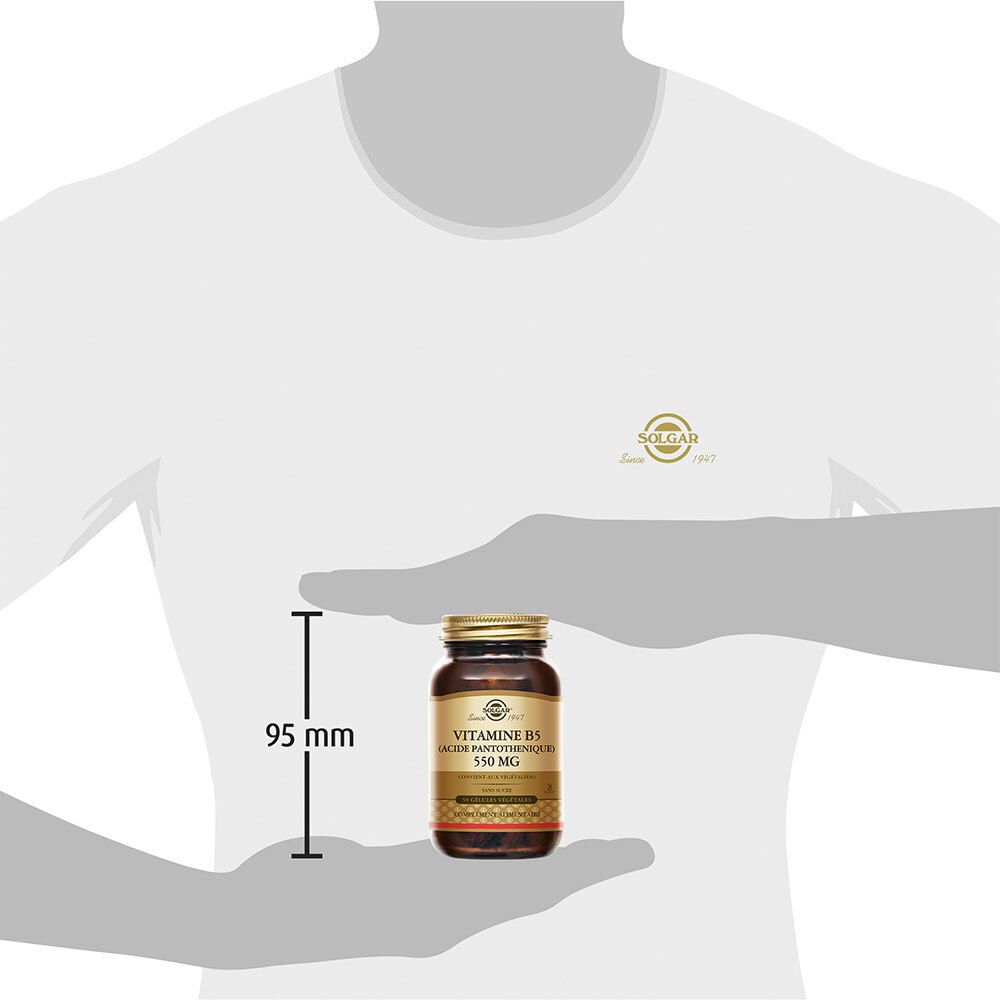 Personne tenant le flacon entre les mains. Sur le flacon: Vitamine B5 550 mg. Hauteur: 95 mm.