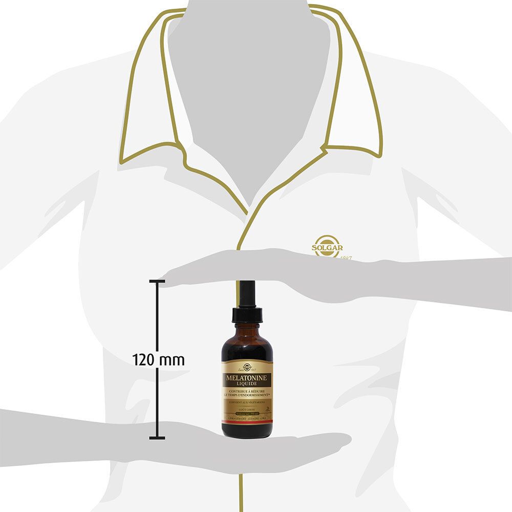 Personne tenant un flacon brun avec pipette. Le flacon mesure 120 mm de haut.