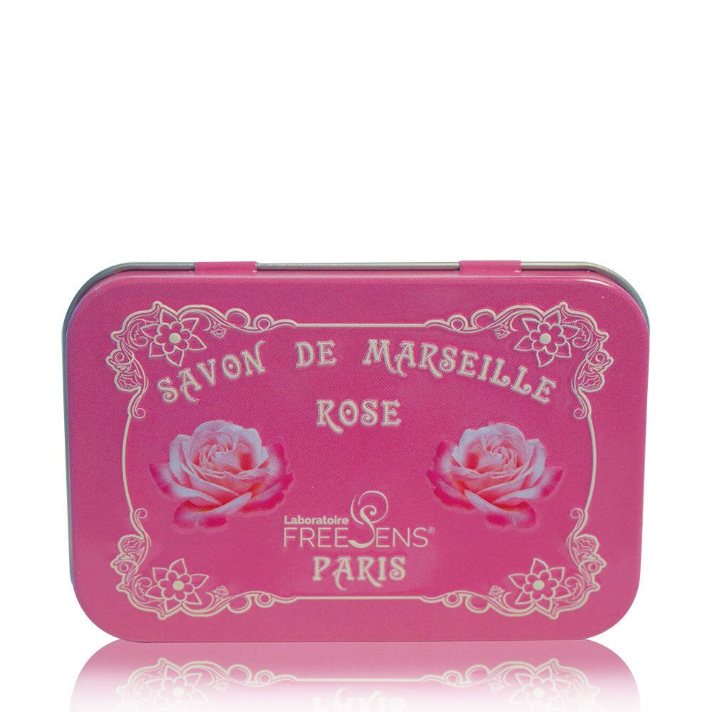 Boîte métallique rose avec inscription "SAVON DE MARSEILLE ROSE". Deux roses et logo "Laboratoire FREESENS PARIS".