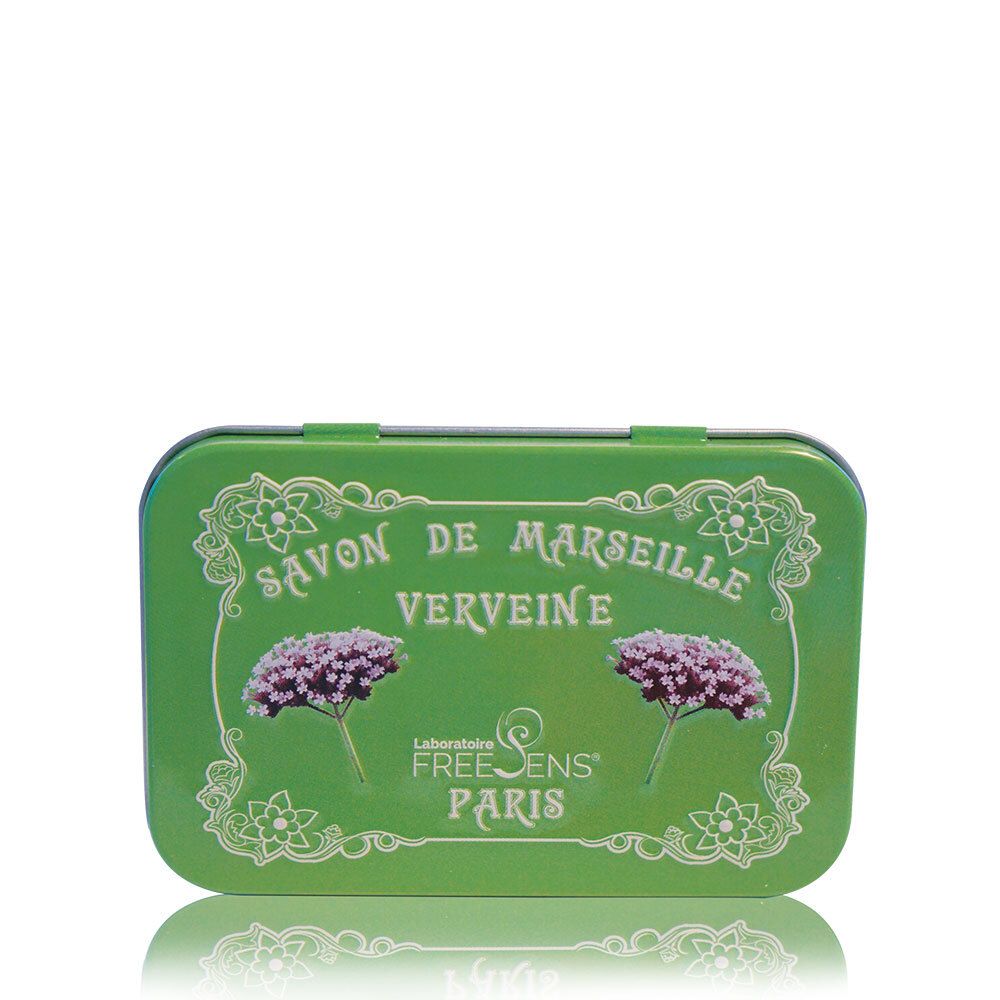Boîte métallique verte avec inscription SAVON DE MARSEILLE VERVEINE et illustrations florales. Marque : FREE SENS PARIS.