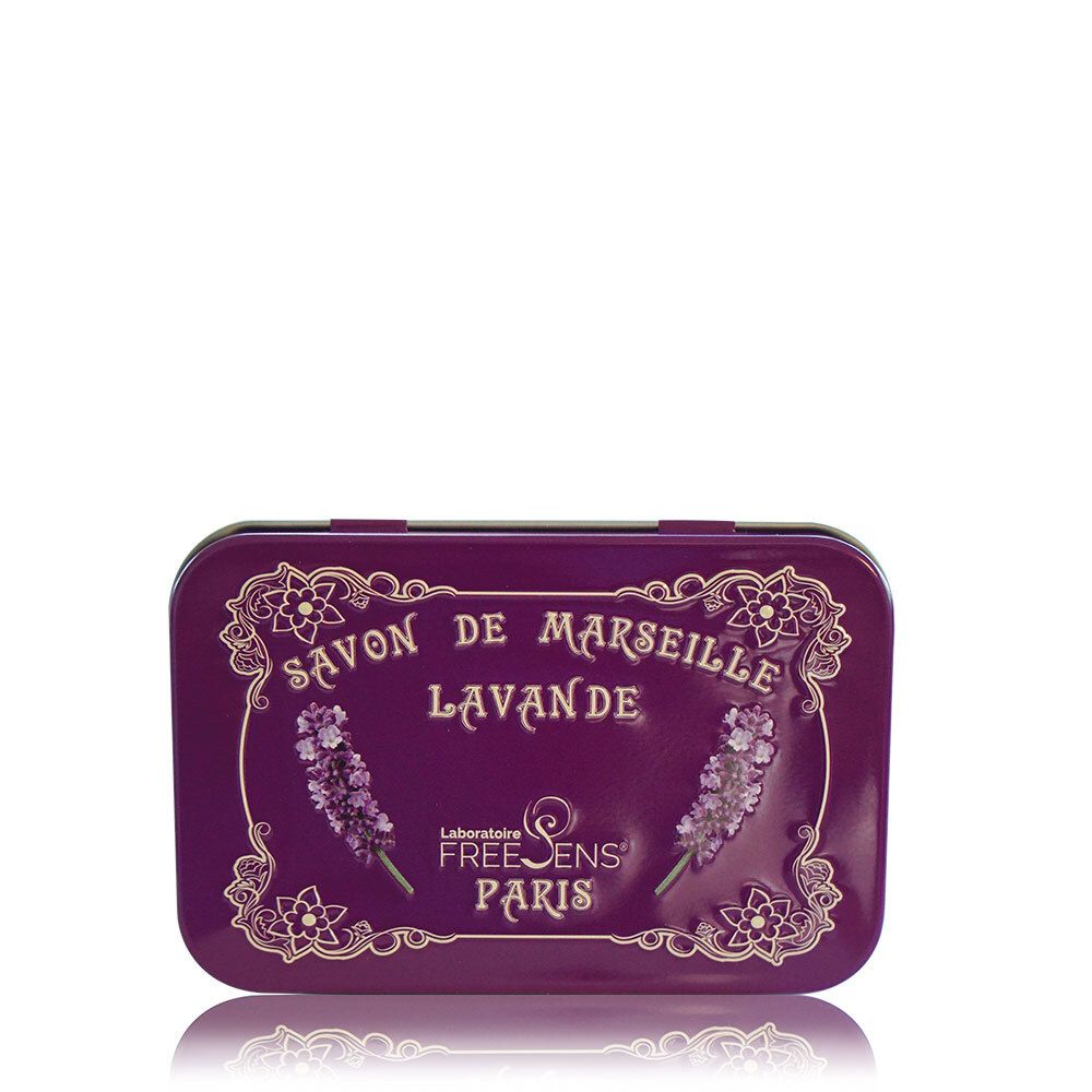 Boîte métallique violette avec inscription « Savon de Marseille Lavande ». Illustrations de lavande et logo de la marque.