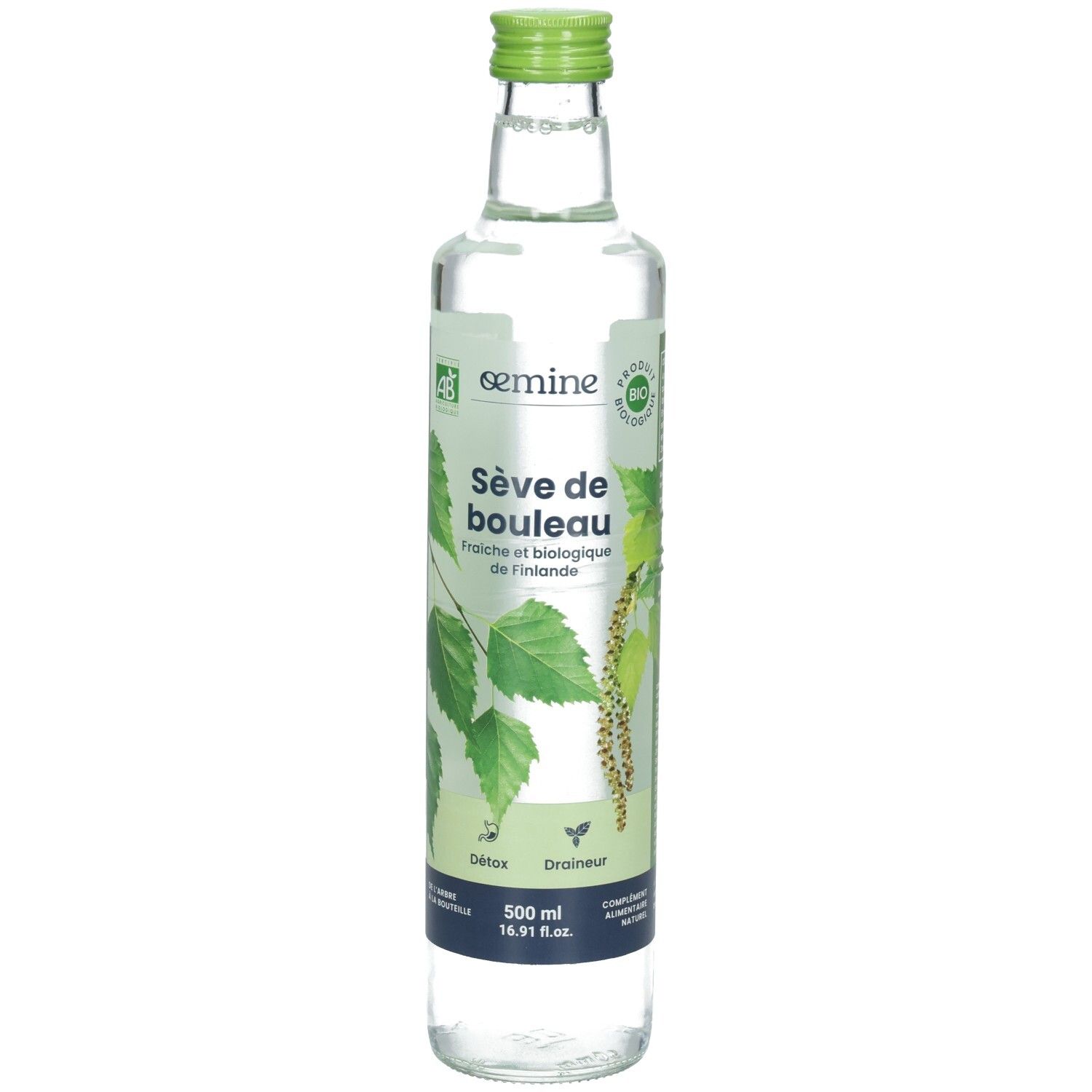 Bouteille en verre d'eau de bouleau, bouchon vert, étiquette avec feuilles et inscription "Sève de bouleau".