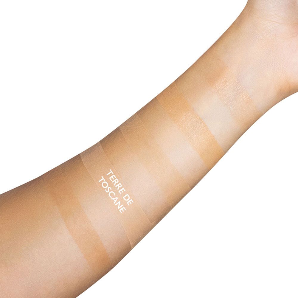 Bras avec échantillons de couleurs. Plusieurs bandes de différentes teintes. Texte: TERRE DE TOSCANE.