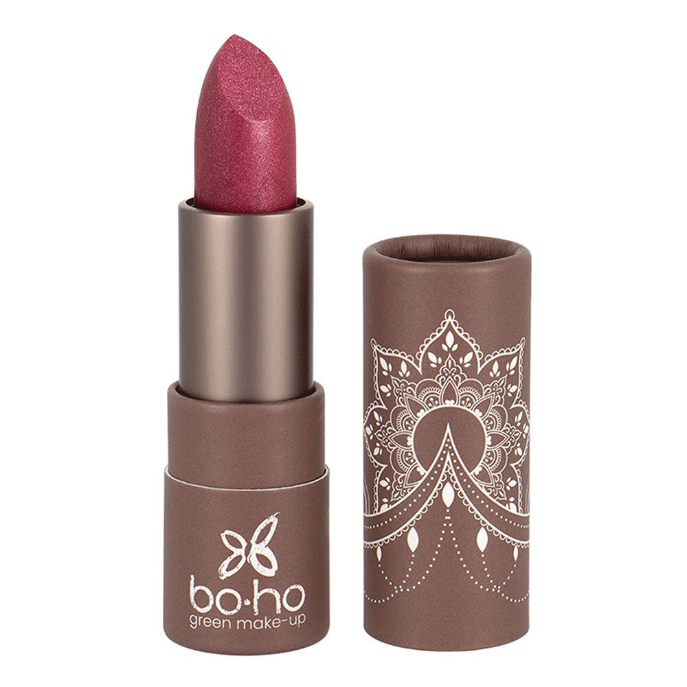 Rouge à lèvres rose. Étui marron avec logo et motif mandala. Marque: bo.ho green make-up. Le rouge à lèvres est sorti de son étui.