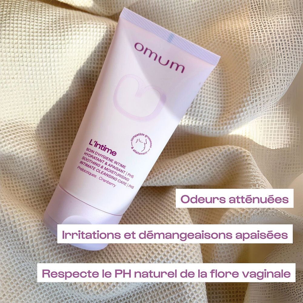 OMUM Intime Gel Lavant Bio sur tissu. Avec textes sur les propriétés apaisantes.