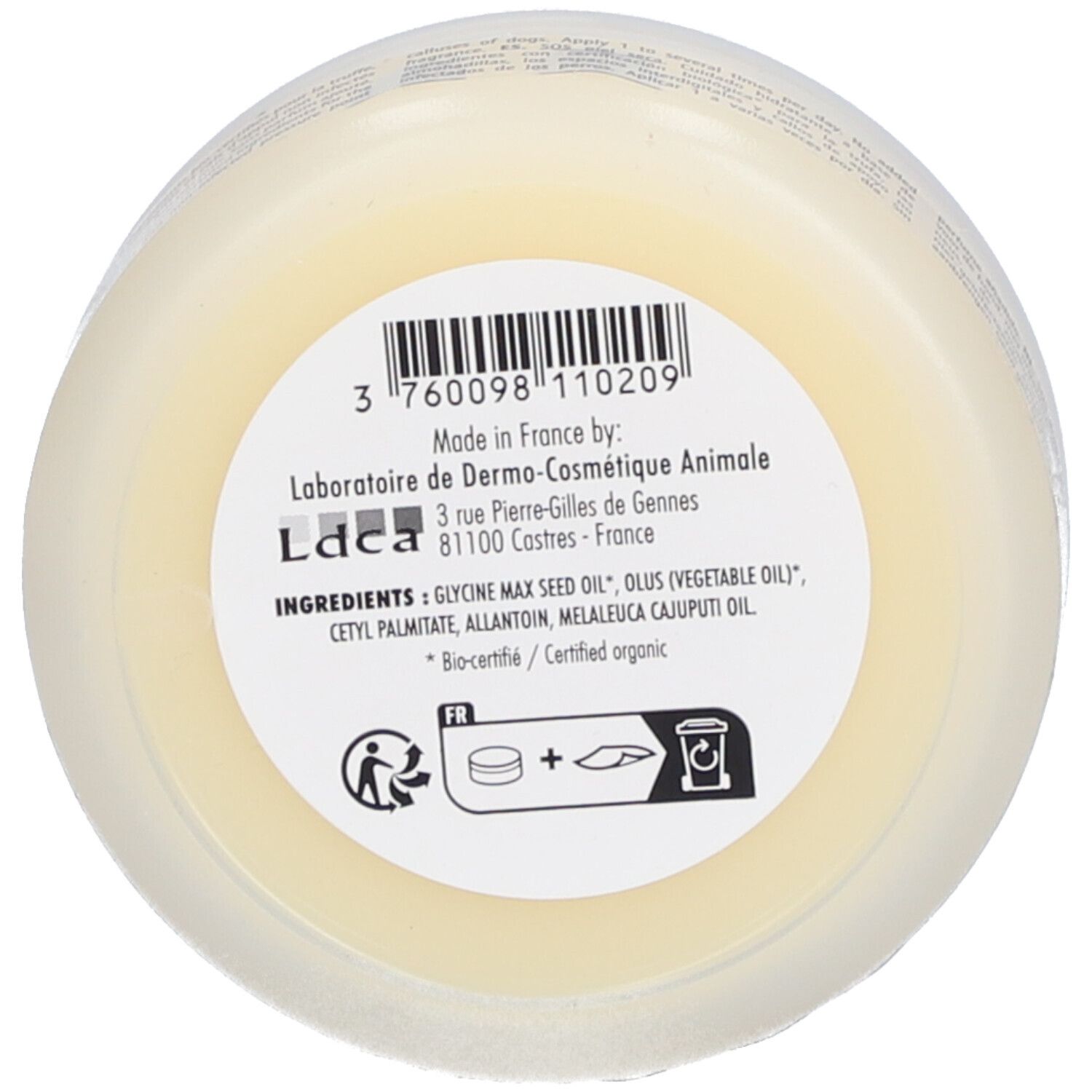 Dessous d'un pot rond. Code-barres, informations du fabricant et ingrédients visibles.