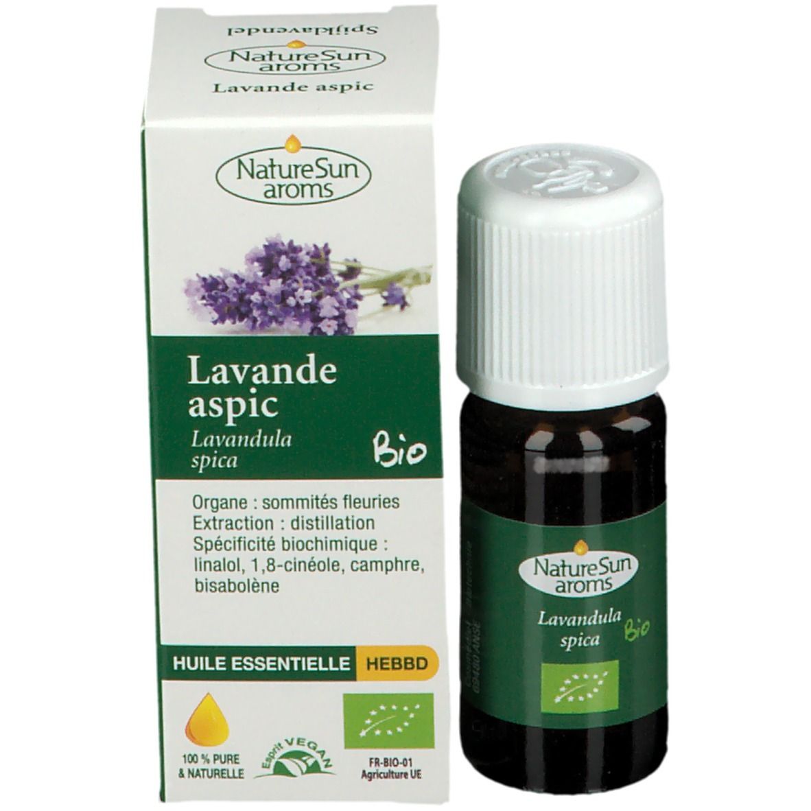 Flacon en verre brun avec bouchon blanc et carton. Carton avec texte: Lavande aspic, Lavandula spica Bio. Label HEBBD.