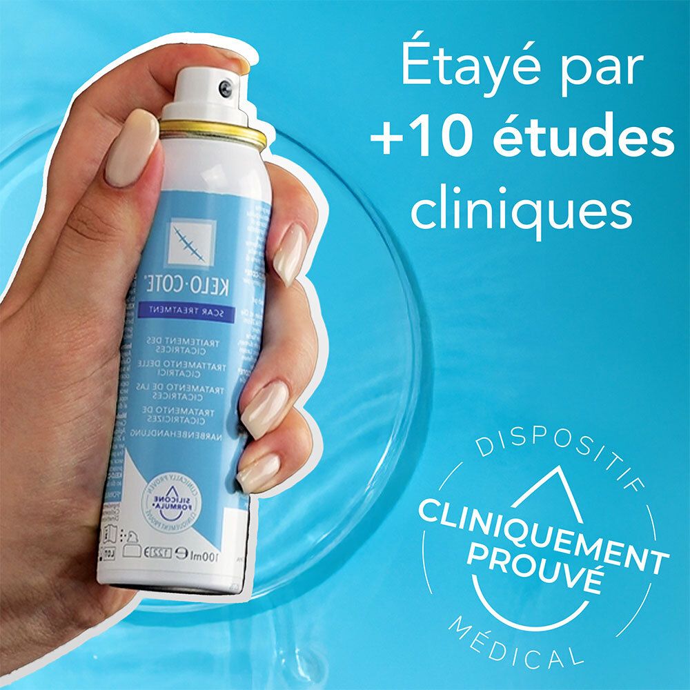 Spray KELO-COTE®, traitement des cicatrices. Main tenant le spray. Cliniquement prouvé. Fond bleu.