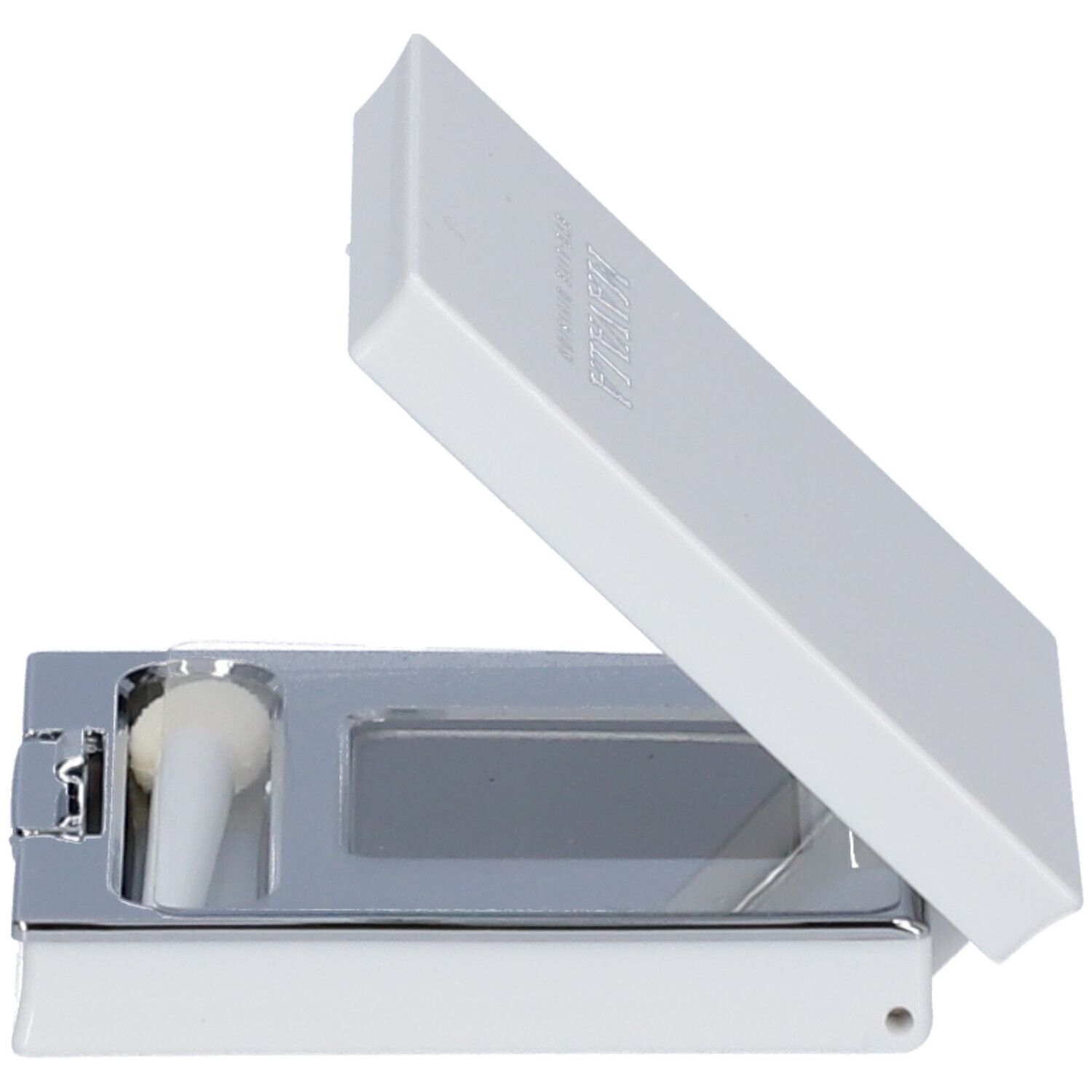 Boîtier de fard à paupières blanc ouvert, avec miroir, applicateur et fard à paupières.