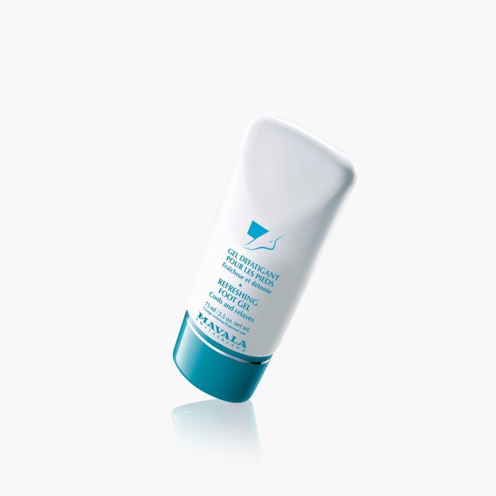 Tube et boîte blanc et bleu. Inscription : GEL DÉFATIGANT POUR LES PIEDS, 75ml, MAVALA SWITZERLAND.
