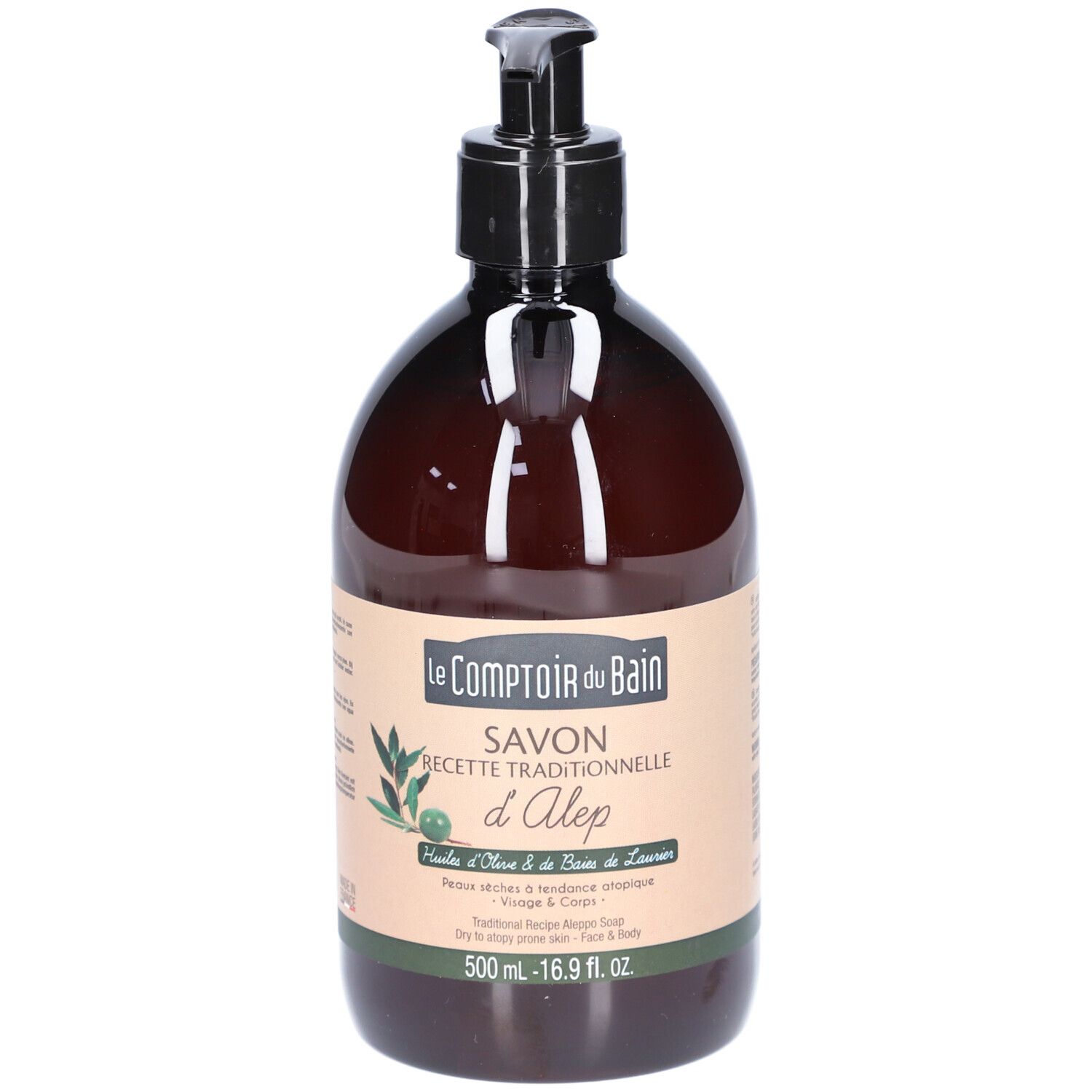 Flacon marron avec pompe noire. Étiquette avec informations et logo. Inscription: Le Comptoir du Bain, Savon d'Alep. Contenance: 500 ml.