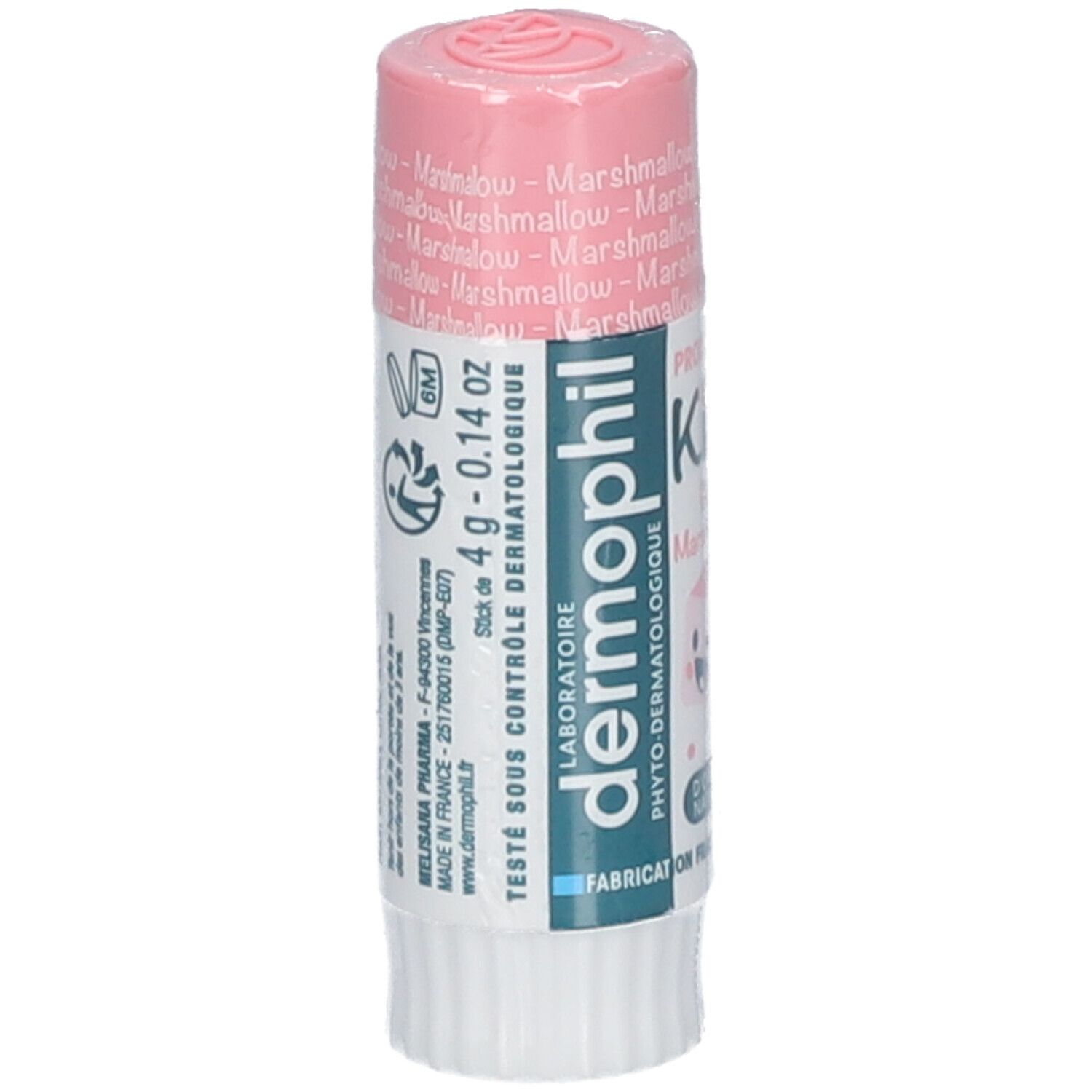 Stick de soin pour les lèvres rose. Inscription: dermophil Kids, goût guimauve. Emballé dans du film plastique.