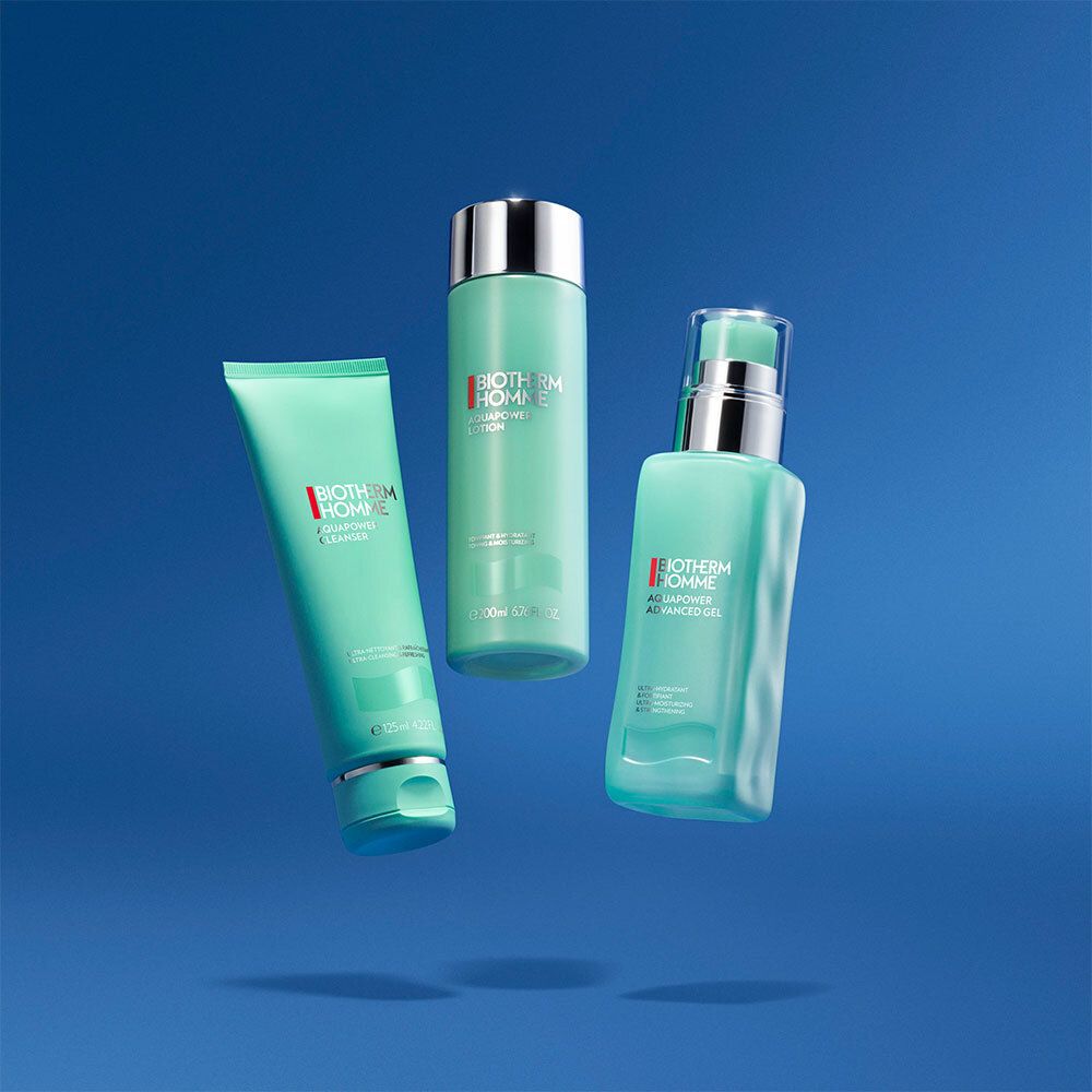 Trois produits: tube, flacon et flacon pompe. Turquoise, bouchons argentés. Inscription: Biotherm Homme Aquapower.